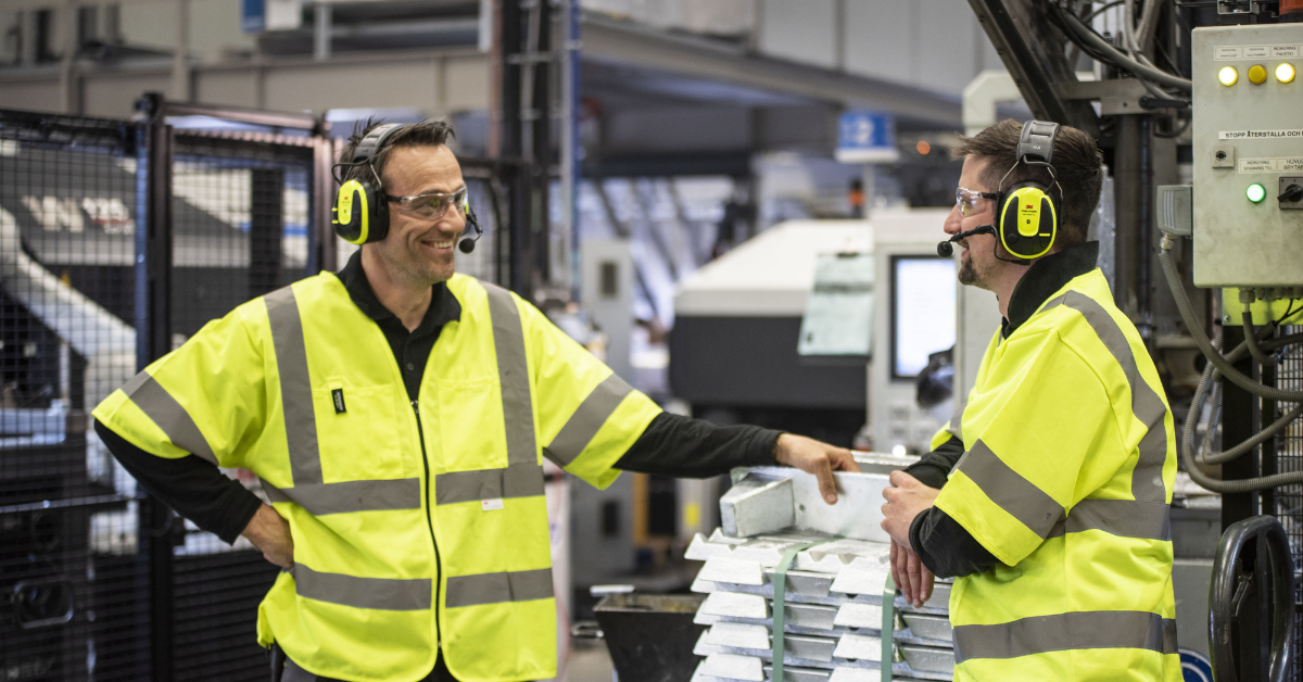 Clear communication on site, without compromising hearing